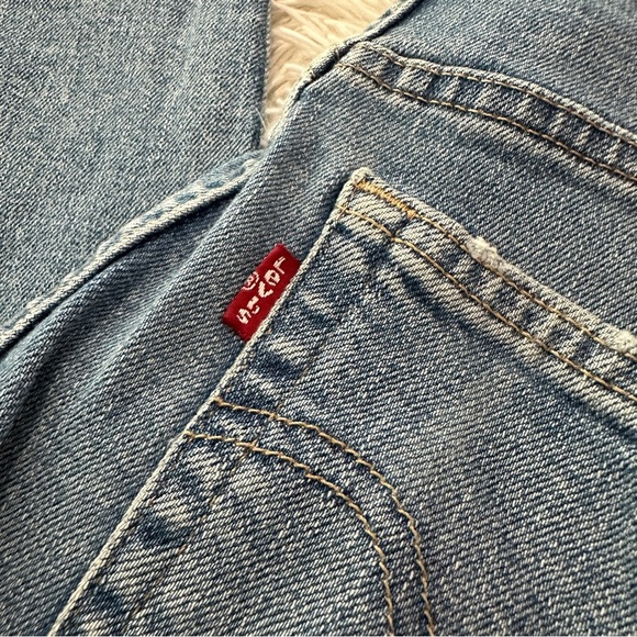 Levi’s High Waisted Mom Jeans Sz 26 Light Wash Distressed Denim - Picture 4 of 14